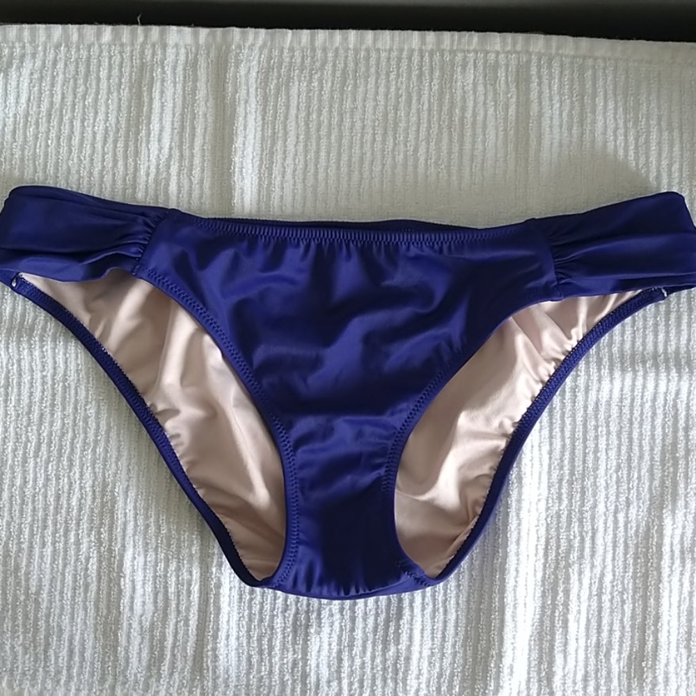 Bikini - Picture 2 of 2